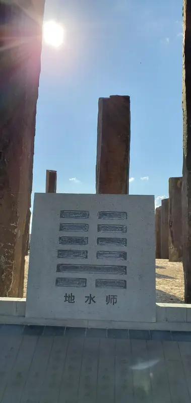 玄学说人这辈子别太贪

人这辈子，妻、财、子、禄、寿，能占住一两个，其实就挺知足