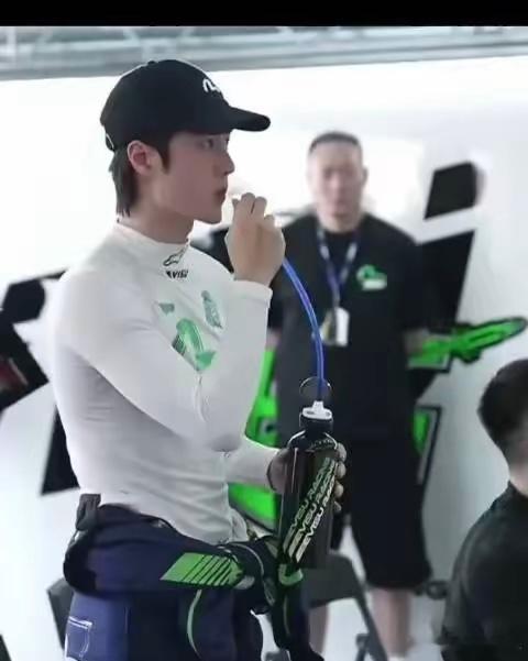 谁懂这种戳中心巴的反差感啊！王一博明明是自带奶气的小奶盖，笑起来眼尾弯弯的样子软