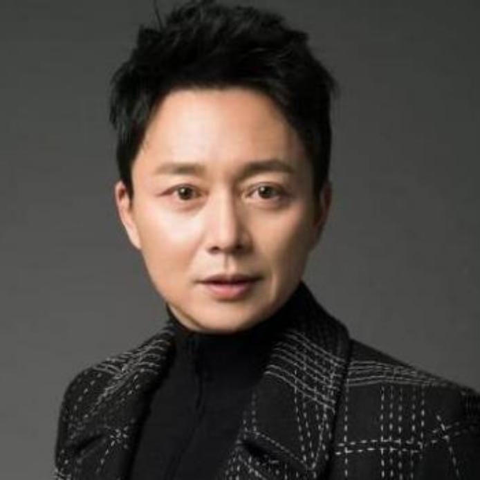 穷到被离婚，蛰伏半生，55岁终成叔圈顶流
 
17岁考入北电，和张嘉译、张子健是