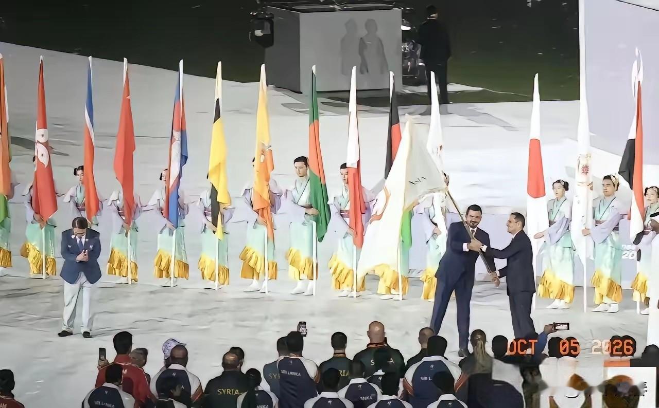 日本代表团尴尬了
在亚运会闭幕式交接亚奥理事会会旗后，日本代表如释重负，而下届亚