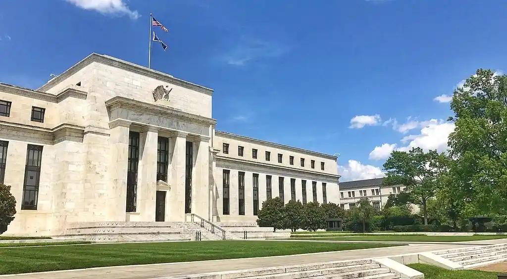 谈及美国当前的经济困局，总有人呼吁拿出“沃尔克式的勇气”。但这类讨论往往只谈人物