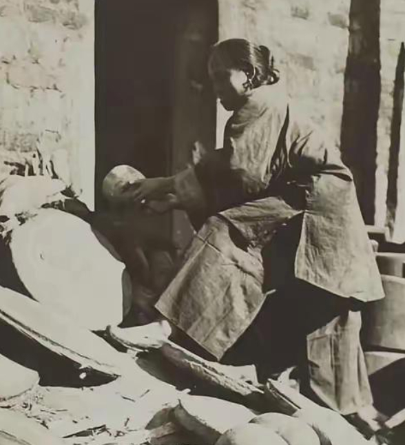 晴雨风说史晴雨风说史 她是一名清朝刽子手的老婆，正在自家门口晒三个骷髅头，那些被