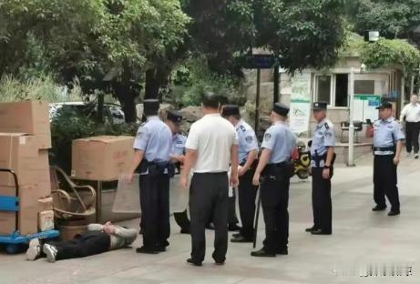 “老师，我们错了！” “老师，我们错了！”  

教室里，一群青春洋溢的学生，泪