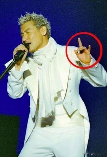 张学友唱歌为什么会有兰花指，他是从什么时候唱歌用上兰花指的呢？

我们一想起唱歌