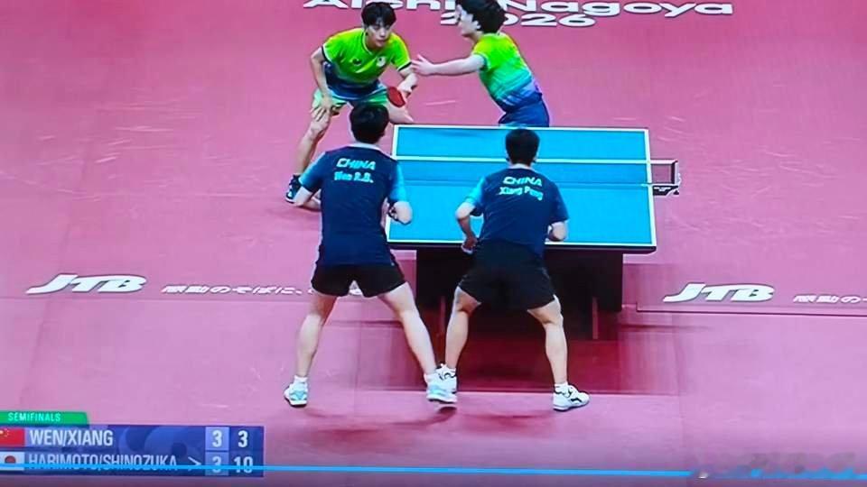中国乒乓球队 亚运会乒乓球男双第二场半决赛中，国乒组合向鹏/温瑞博跟日本的张本智