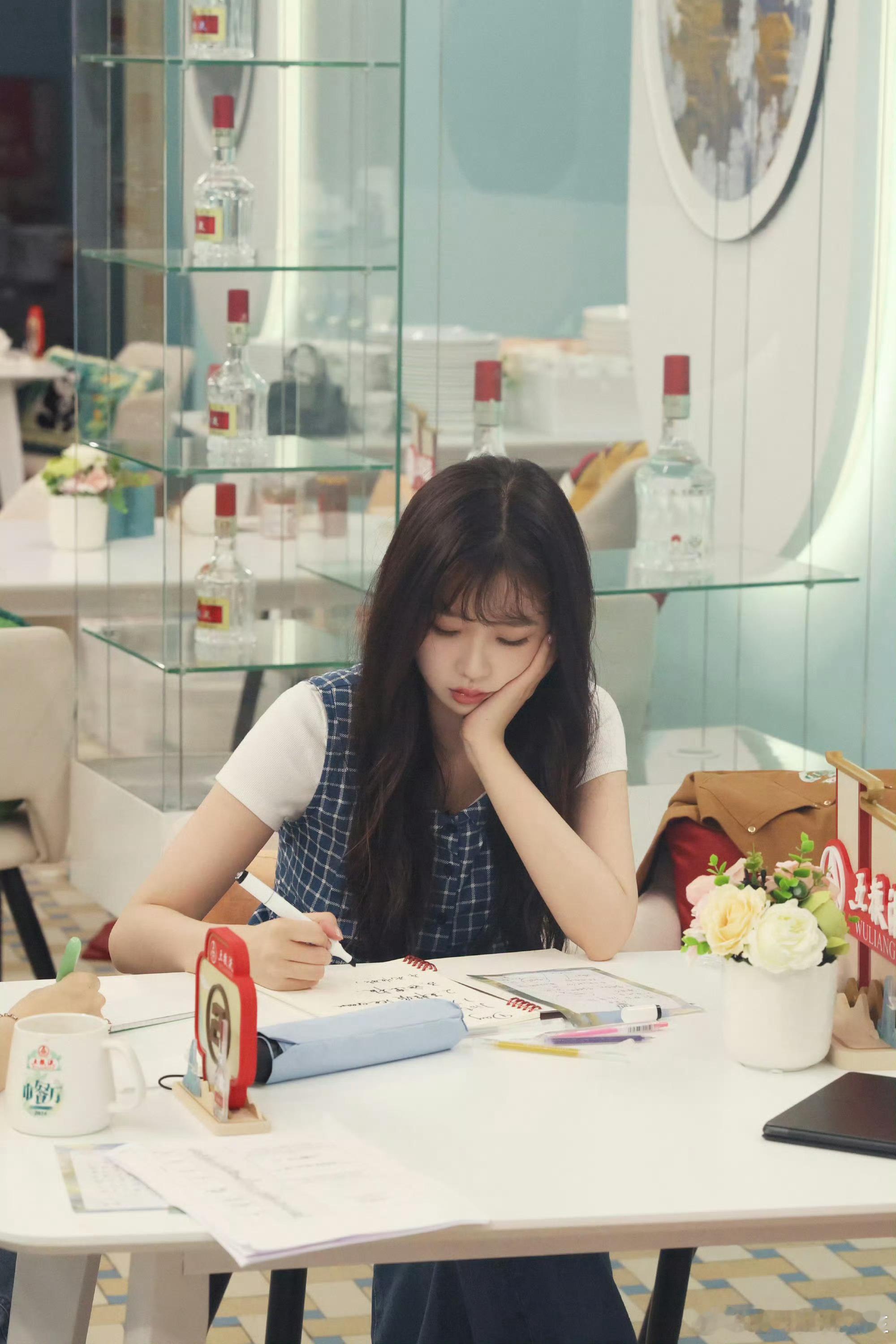 #虞书欣[超话]#是认真生活的小宝呀[爱你][爱你][爱你]看中餐厅的时候越看越