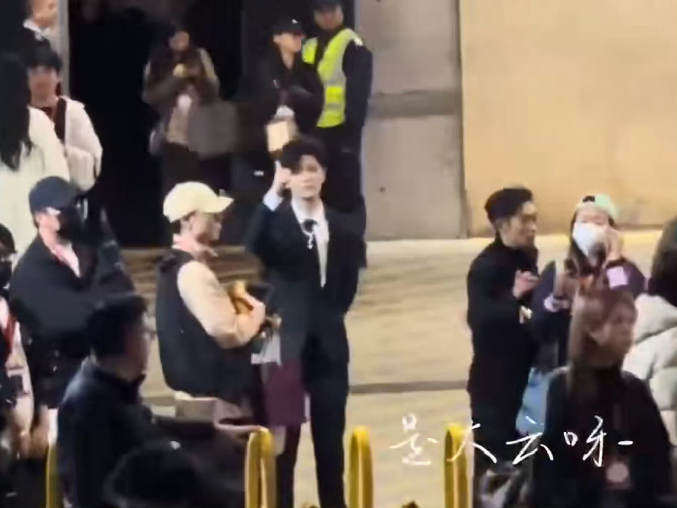 这一幕过多久再看也还是感动给远在对面的嘉人们点赞这么好的哥哥真让我遇到了🥺任嘉