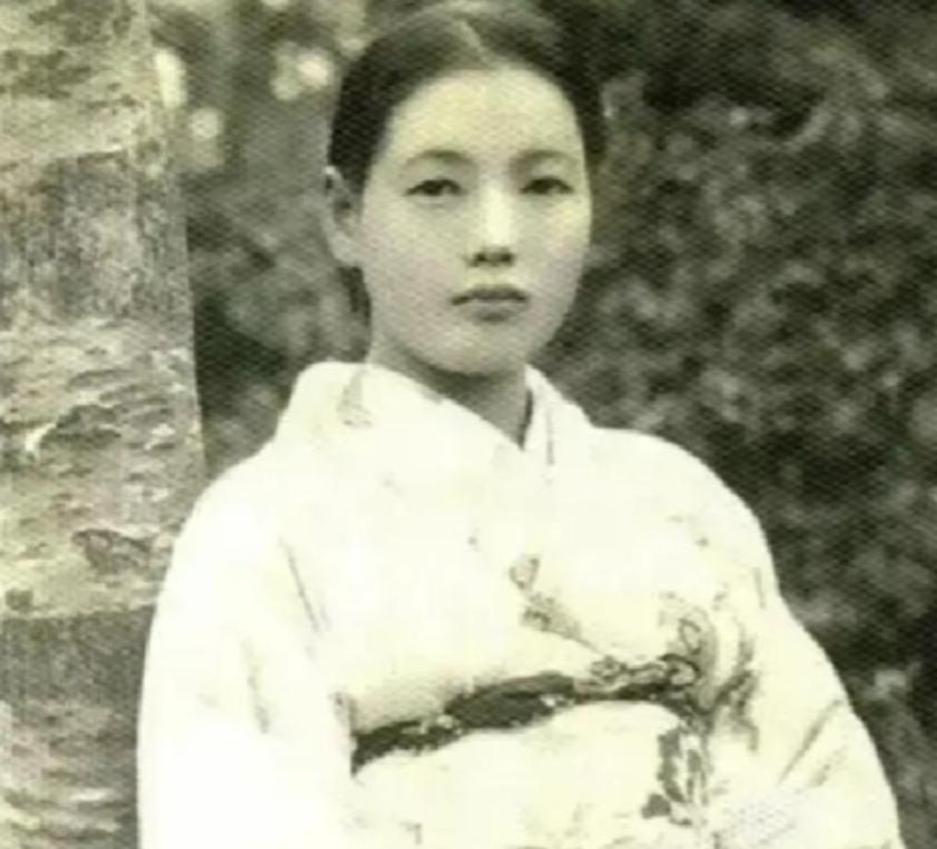 1978年，重庆江津白沙镇一名农妇正在喂猪，几辆轿车突然到访，来人告知她拥有数百