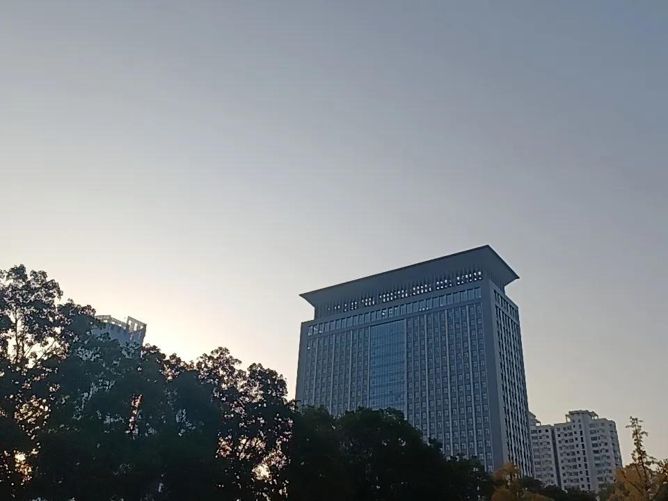 四千之上，证某会再次发出给出定心丸：坚决防止市场大起大落、急涨急跌。
11月12