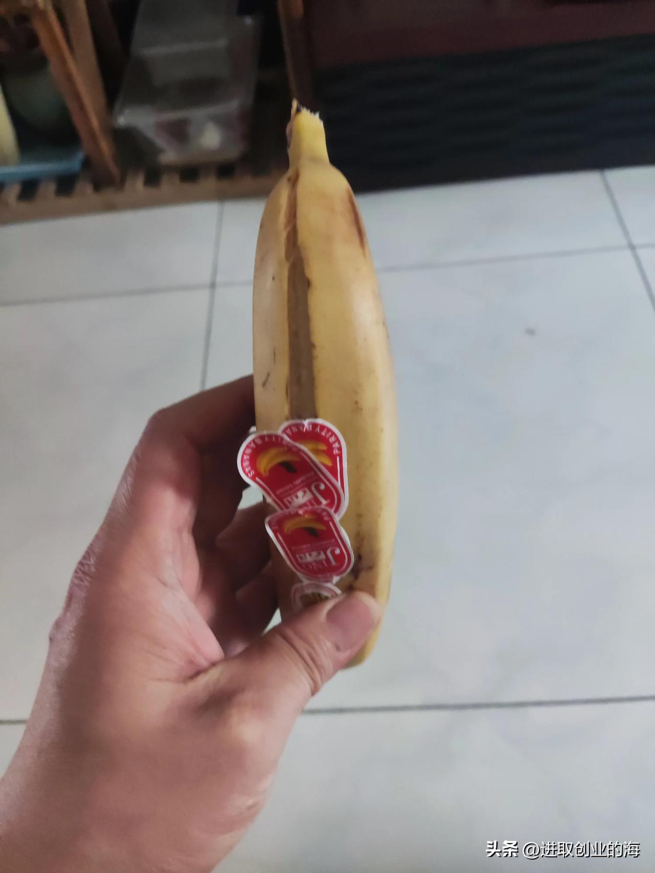 我着实惊呆了，原来这不是商标，而是创口贴呀！
昨天我买了几根香蕉🍌，购买时没留