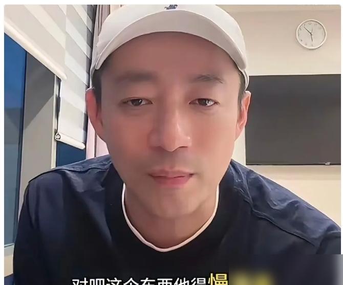 汪小菲现在直播间那副“受气包”模样，谁能想到他曾是拍桌子砸手机的“战神”？
 