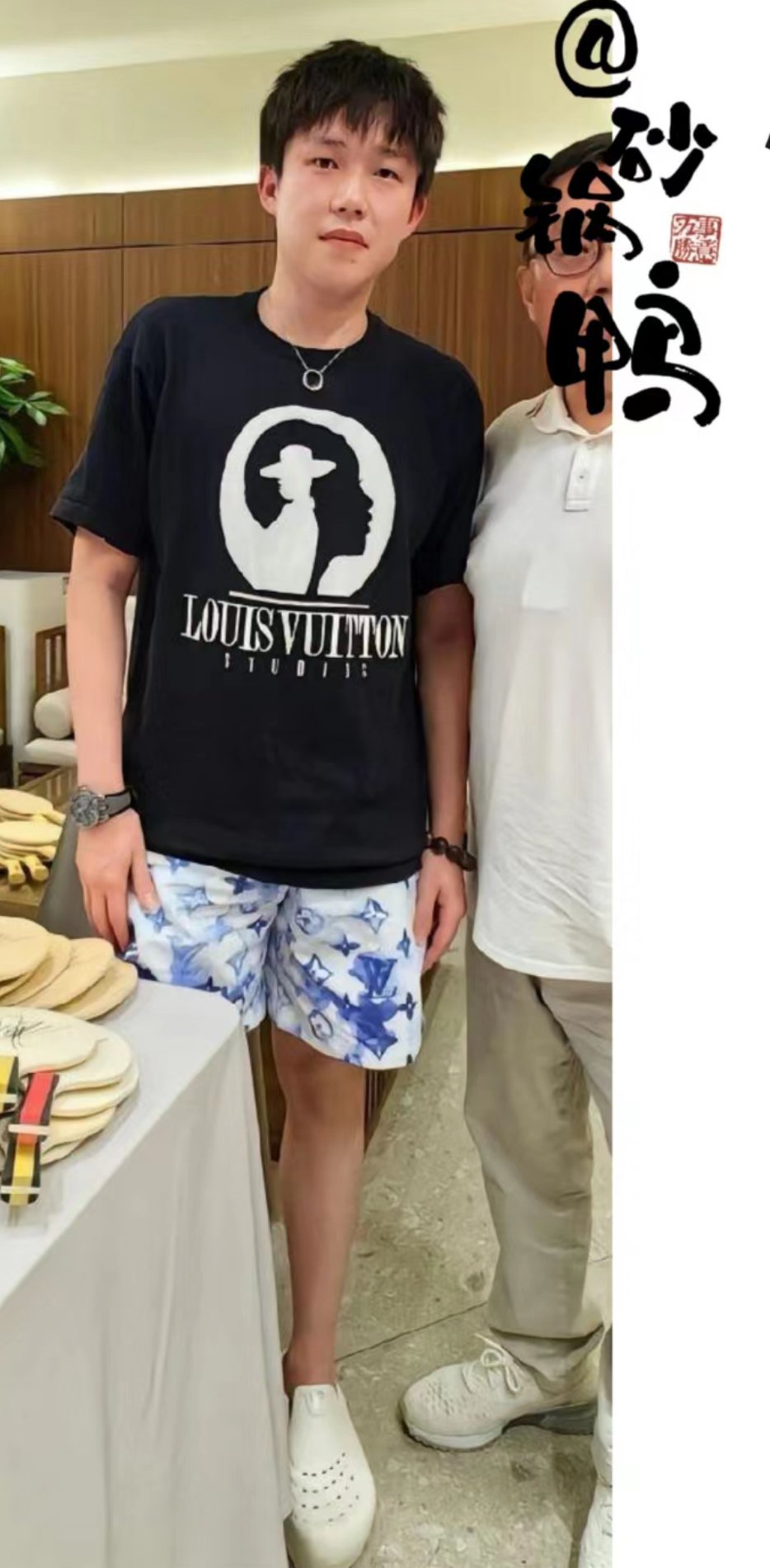 大头又穿了鲨鱼鞋，小脸红扑扑的好可爱[抱一抱] ​​​