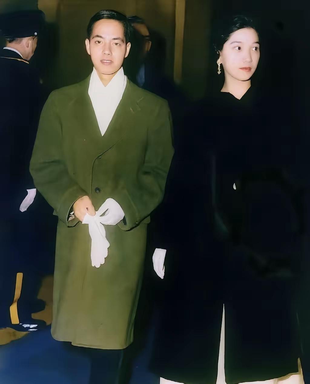 天啊，这个是李政道！
旁边的是他夫人秦惠䇹，
这个气质，堪比张国荣啊，
这个绿色