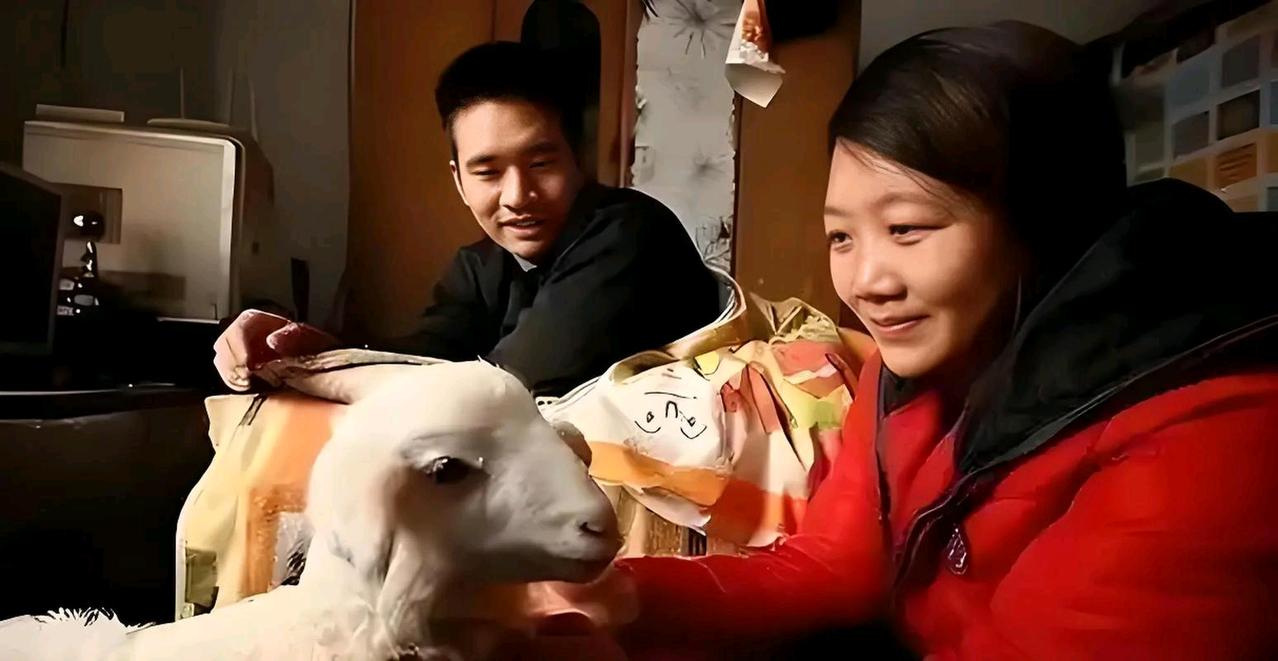 河南1女老师生病瘫痪，遭丈夫嫌弃，离婚后带着女儿艰难生活。谁料，她的1名男学生知