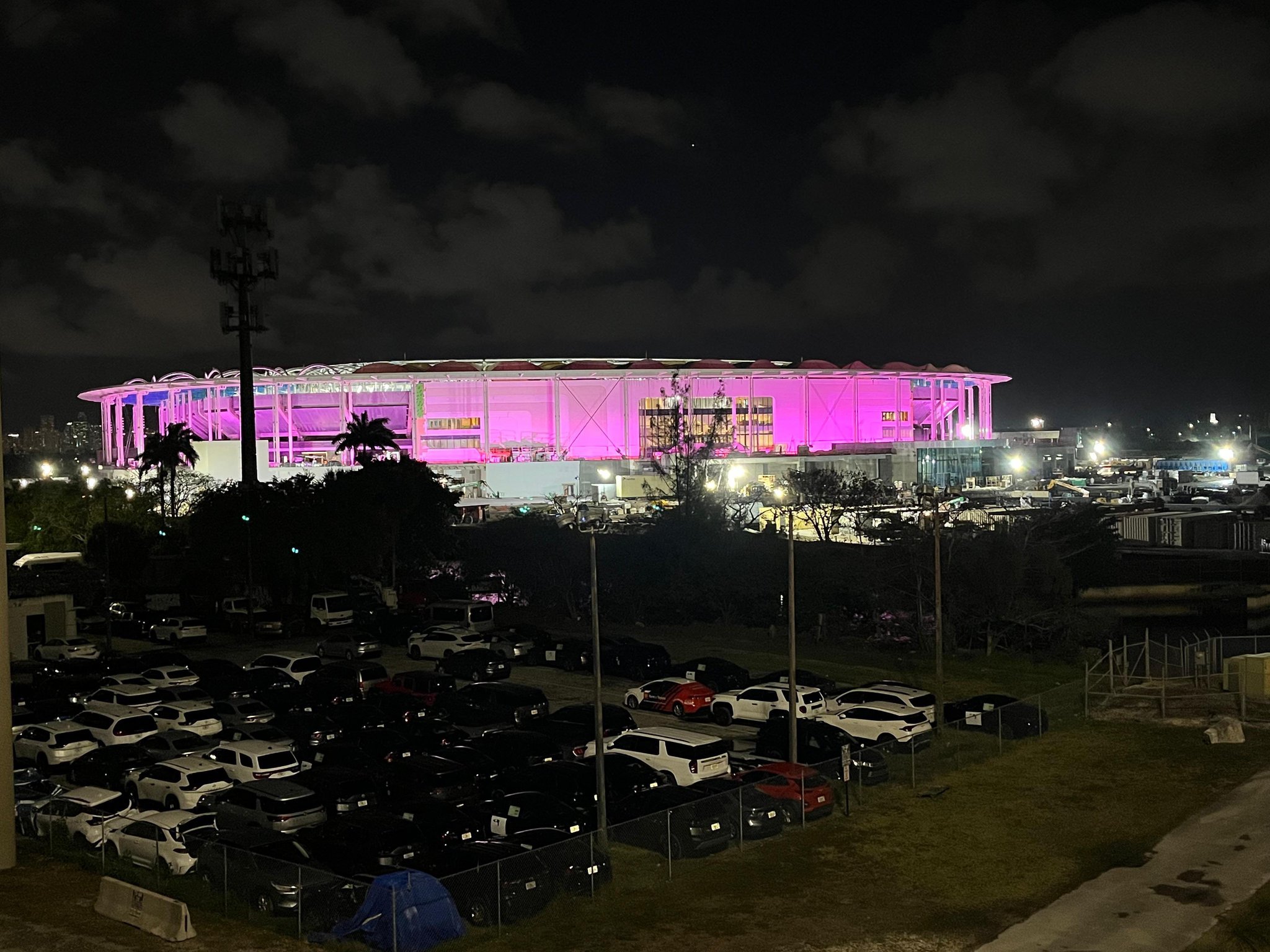 我们的新体育场（自由公园）将于下个月开放，现在正在被漆成粉红色🩷迈阿密国际