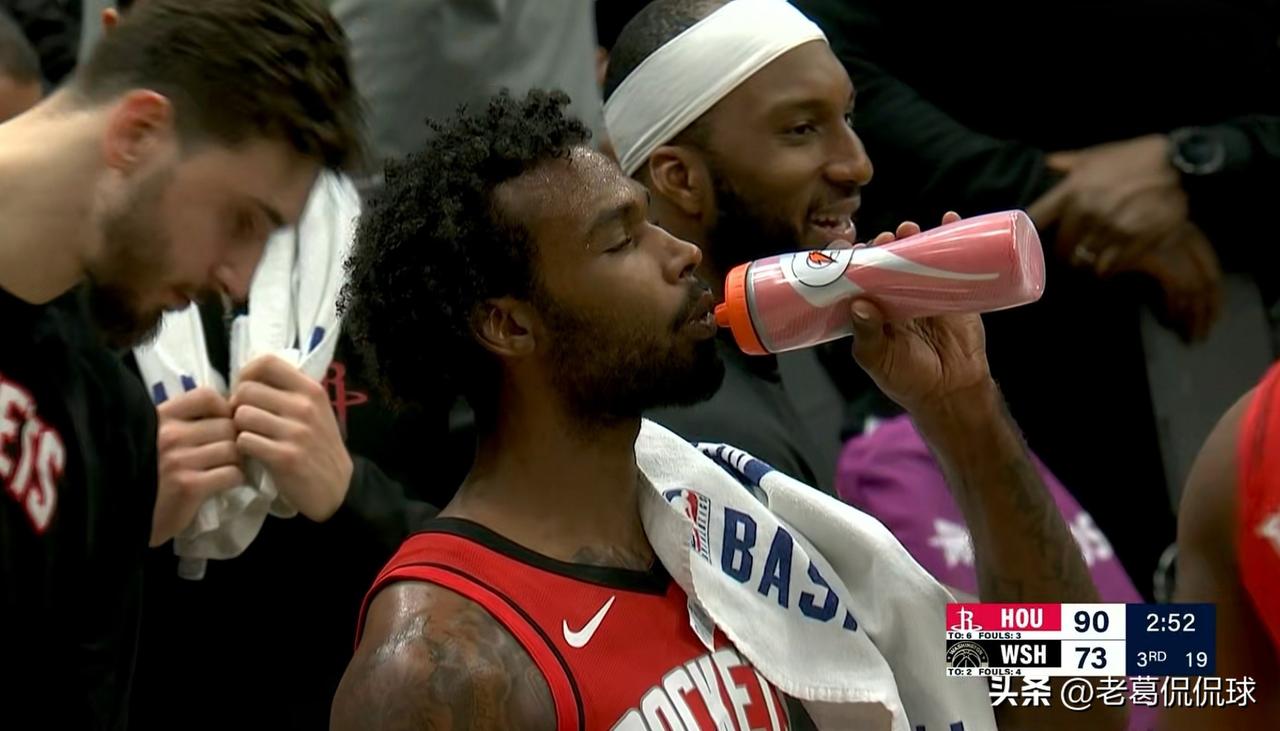 火箭大将伊森真是不想好好打球！在今天火箭客场以123：118战胜奇才的比赛中，伊