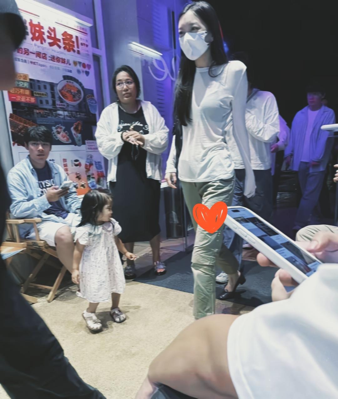 仔细看看图中这个身材高挑的女孩啊！

她妈妈被称为歌手天后，她爸被称为慈善家。