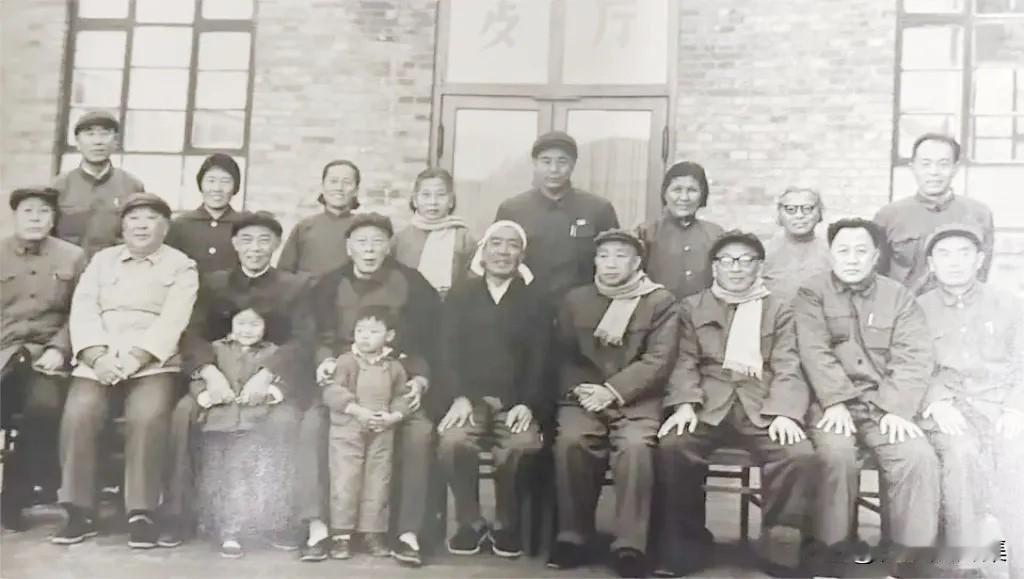 1973年11月，原四川省委书记李井泉同志（前排左四）与原江苏省委书记江渭清同志