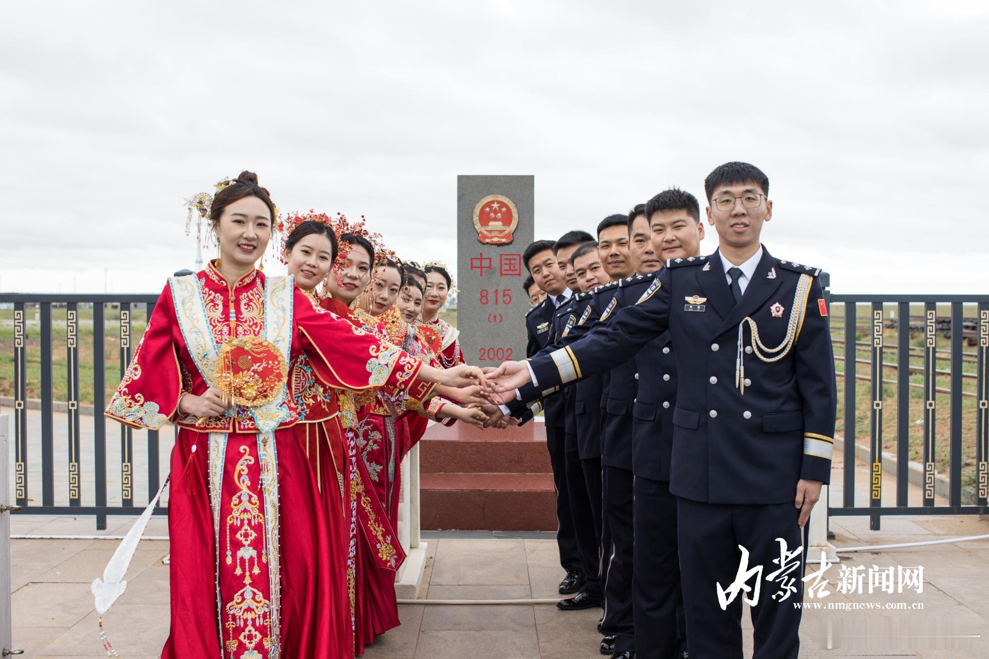 近日，在巍峨壮观的#国门# 下，内蒙古出入境边防检查总站二连出入境边防检查站为8
