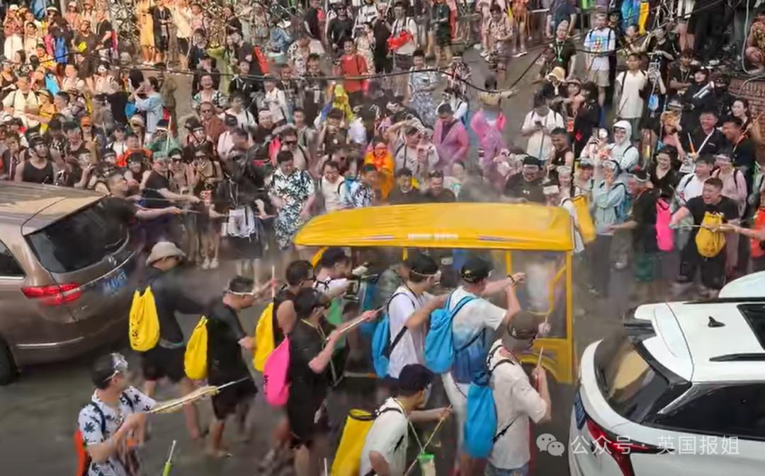 云南泼水节骚扰事件引争议！强开路过车泼水，还有的围攻落单女性