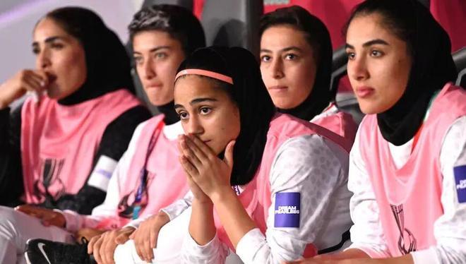 特朗普这人说话不拐弯抹角。他刚放出消息，说美国准备接纳伊朗女足球员，紧接着就在自