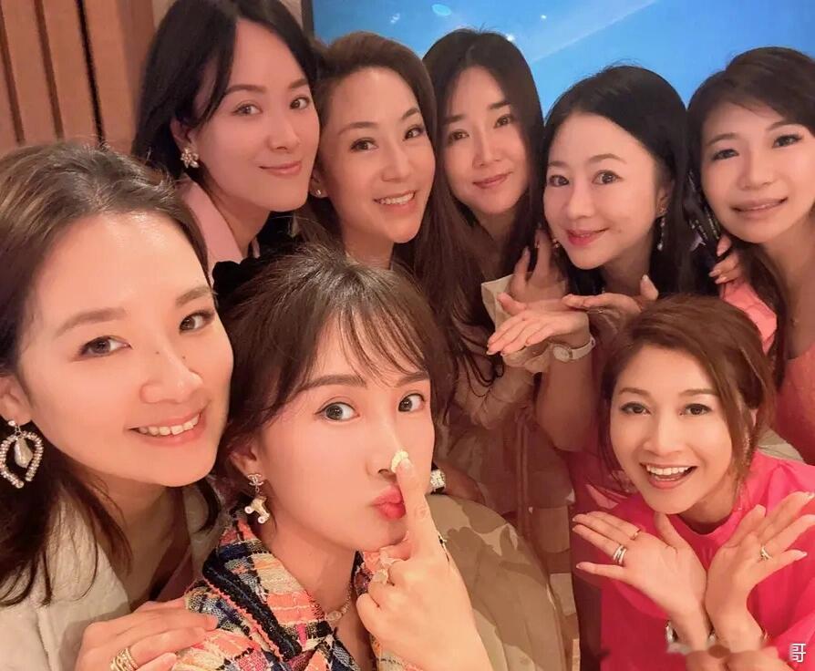 #李念39岁状态##李念三胎孩子近照# 李念庆祝39岁生日，抱三胎孩子笑靥如花，