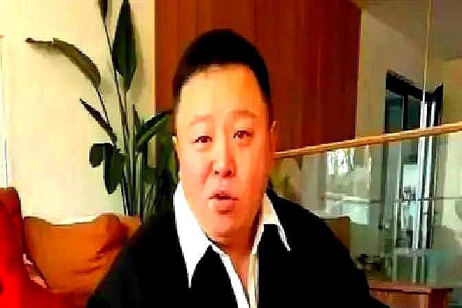 三十岁的郭麒麟在片场拼到凌晨，四十四岁的阎鹤祥在家哄娃到半夜。
摄像机一关，郭麒