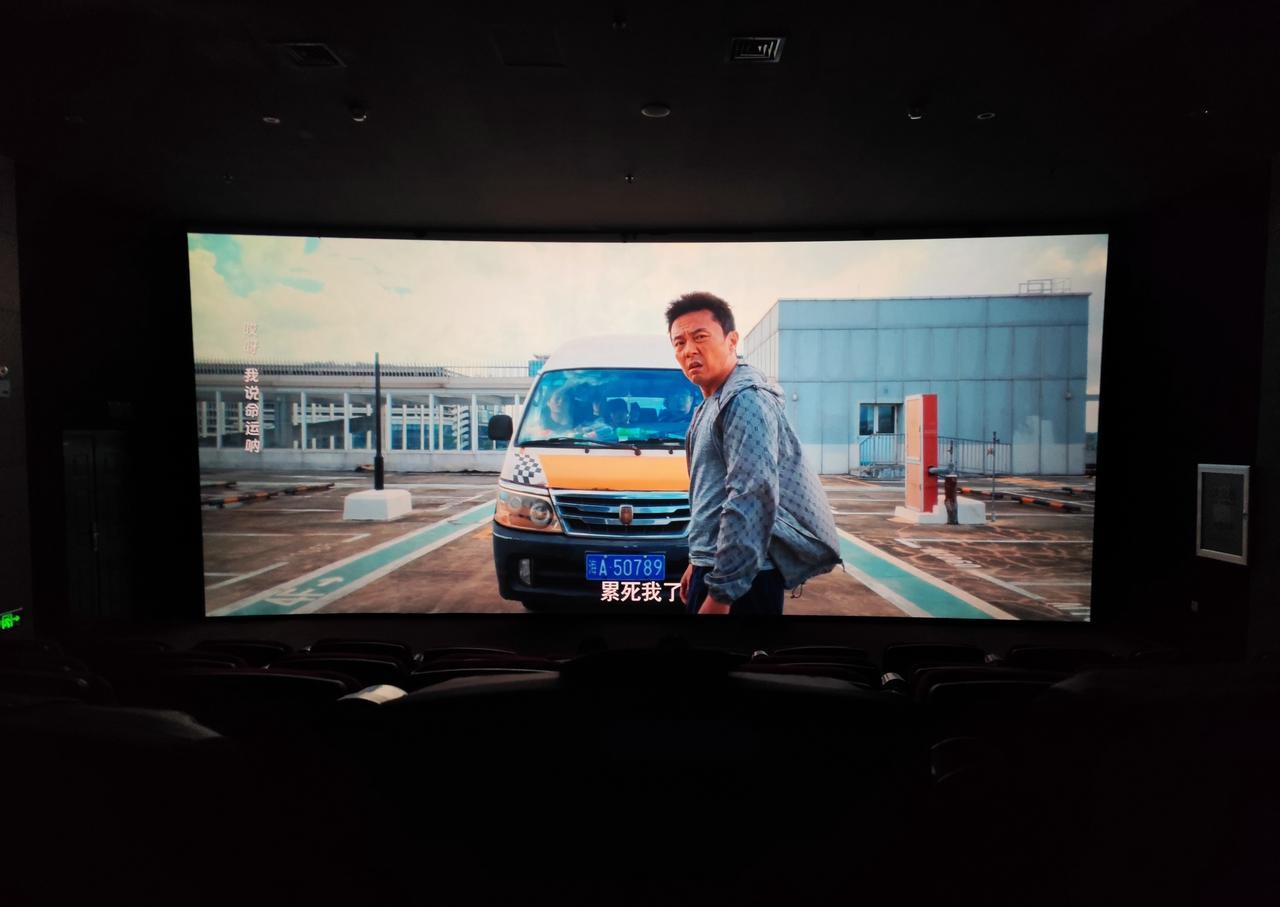 都说功夫片死了，那是没闻过东北烧烤摊飘来的血腥味。
谢苗，这个顶着“李连杰儿子”