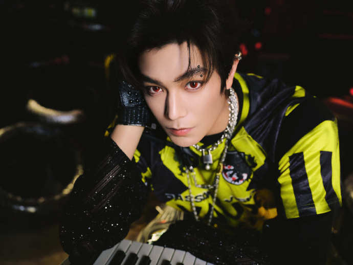 丁禹兮的野性模样，丁禹兮音乐节赛车手造型，谁懂这个满分拽酷感的小丁的帅气值呢，期