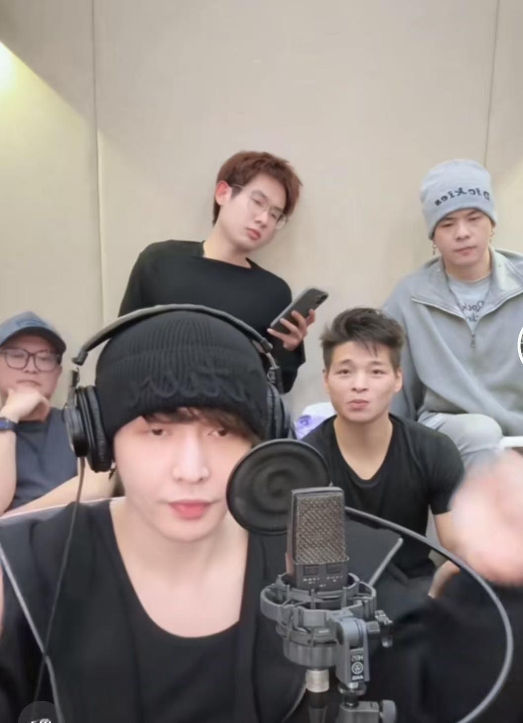 张艺兴一起跳起来张艺兴说啥呢张艺兴一起跳起来，哈哈啊哈好抽象，好耶好耶 