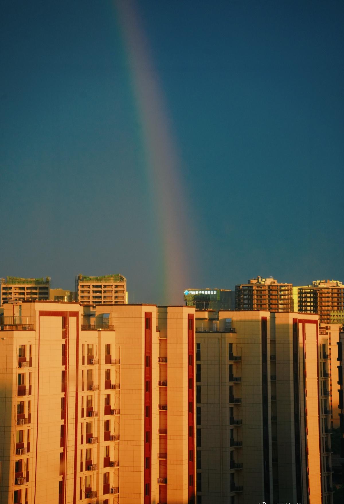 哇。刚刚的彩虹🌈你拍到了吗
北京天空日晕环地平弧同框 ​​​