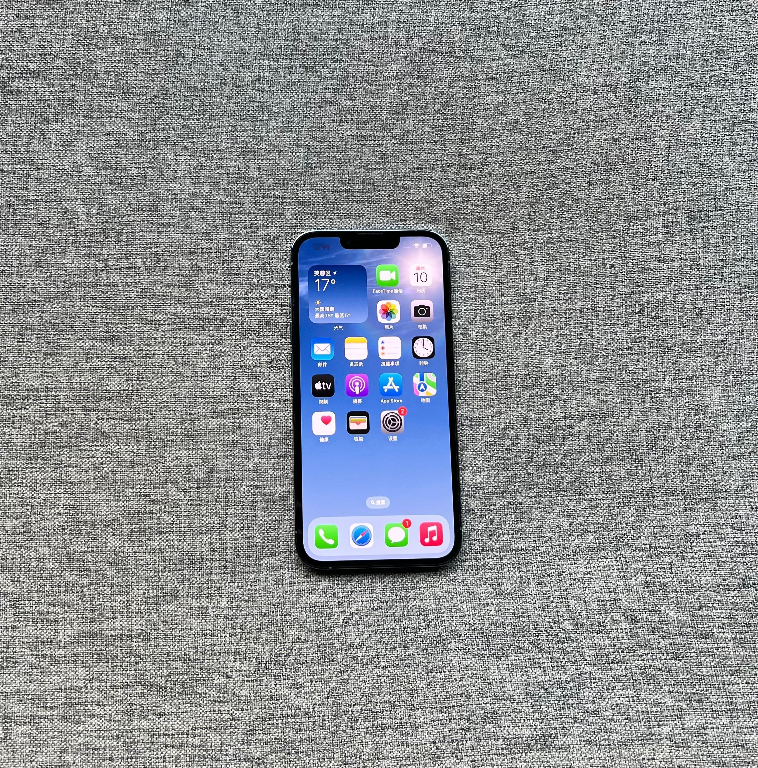 国行iPhone13 Pro 256G 蓝色，屏幕完美，外壳小划痕掉漆，包换全新