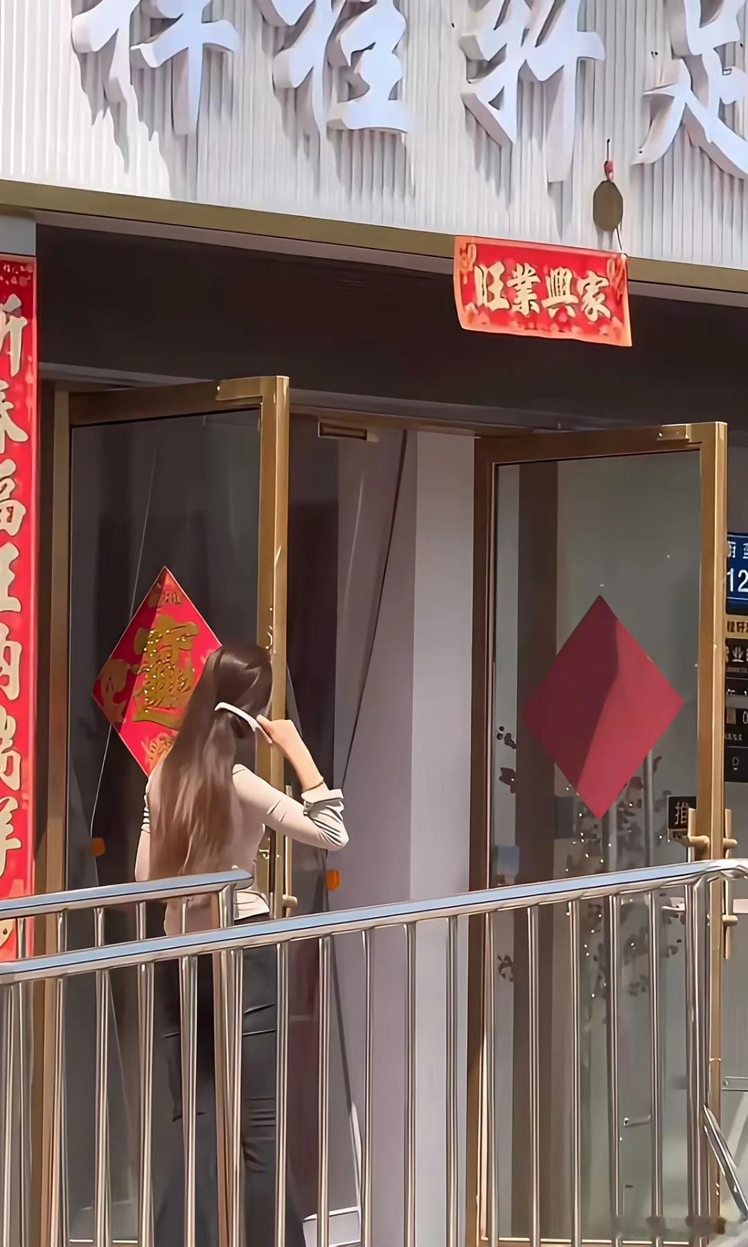 先不说她正不正经，你大清早去洗脚？ ​​​