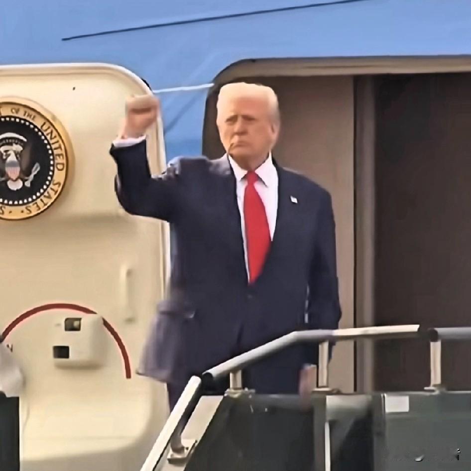 为什么特朗普去了韩国
却不参加APEC峰会呢？
原因有两个：
 
第一，别觉得他