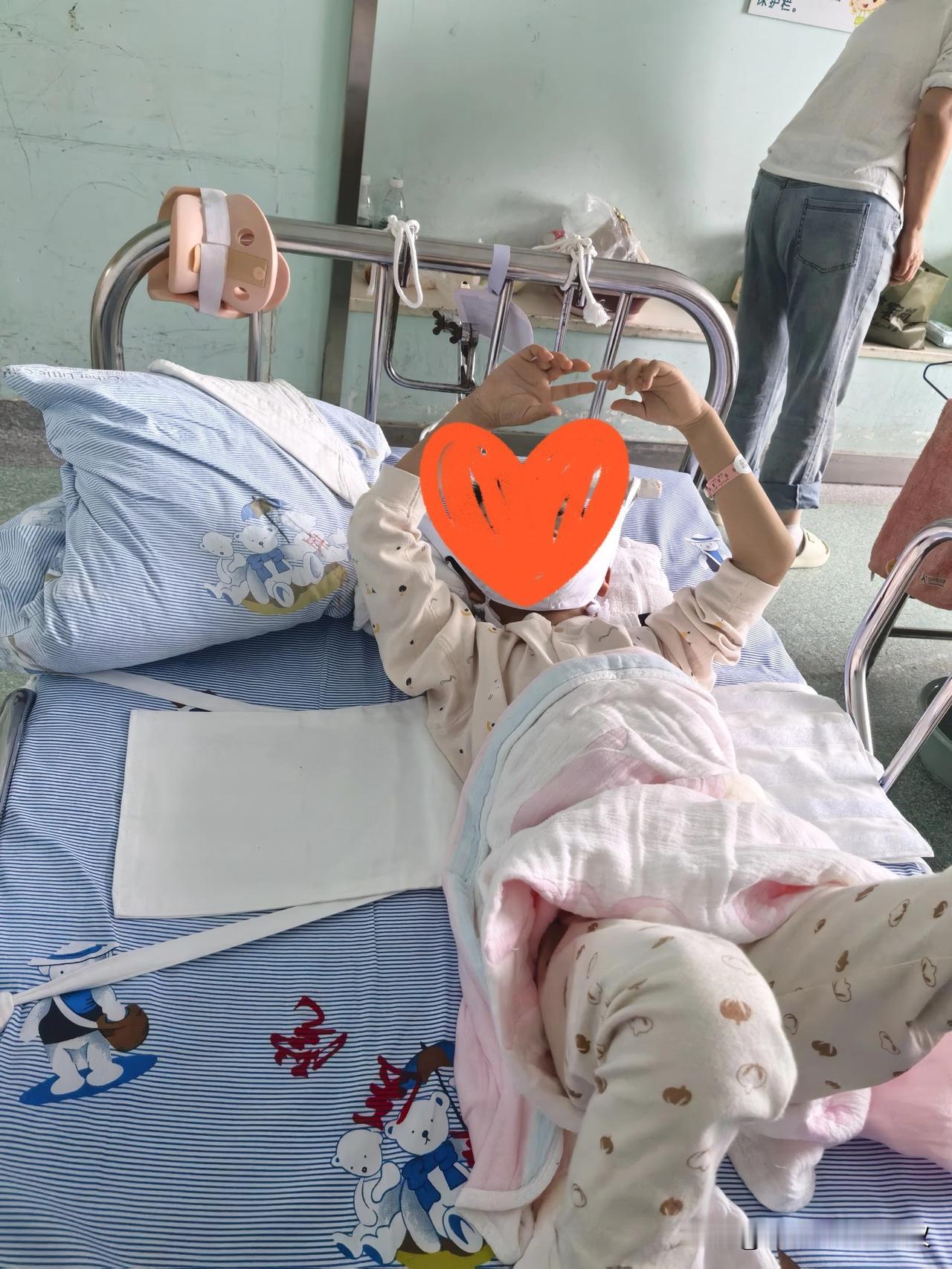 昨晚一夜无眠。

大孙子小柚子脖子拧伤住院了。病房里住着三个孩子，两个孩子做了手