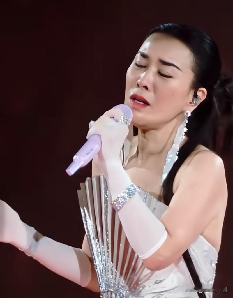 韩寒的词写的太好了，正好契合了那英当下的心境，所以直接唱哭了……

《回声》｜那