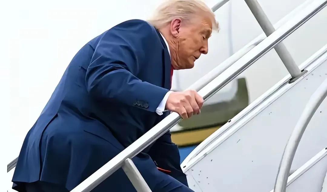美国总统特朗普正在上演拜登尴尬的一幕。如今，美国总统特朗普的身体状况十分地糟糕，