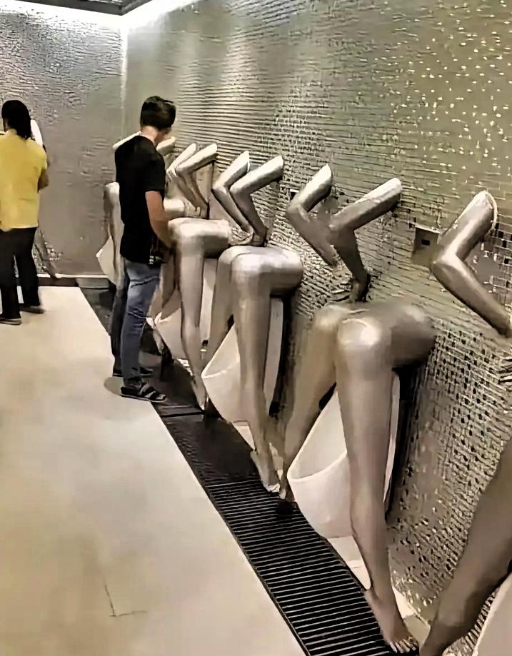 刷到这些“迷惑公厕”，
我真是越看越无语，
当场想吐槽！

本来是解决内急的刚需