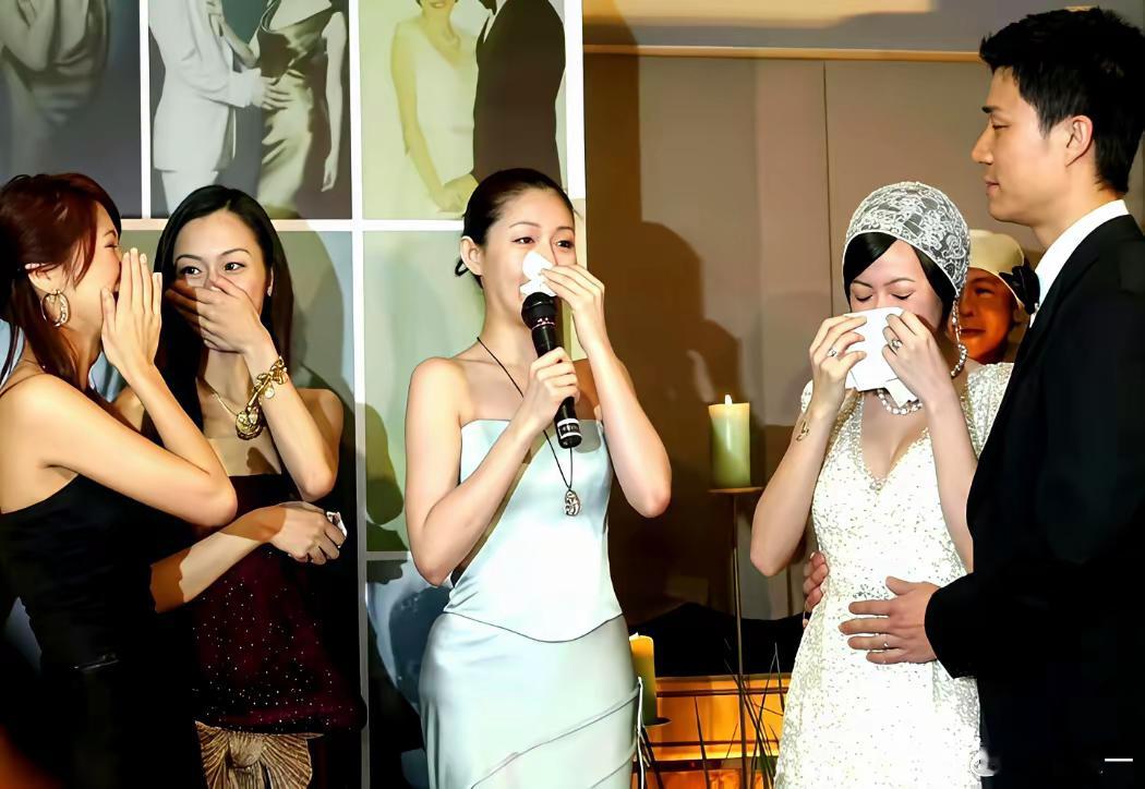 这是20年前，小S的婚礼现场，​大S攥着话筒的手微微发抖，红着眼眶盯住新郎许雅钧