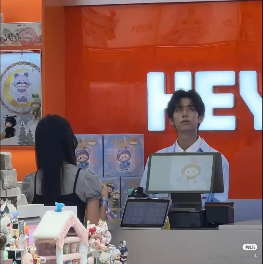 林子烨一日店长敷衍林子烨一日店长态度被粉丝集体回菜了。。。有牌吗就耍😒小小年纪