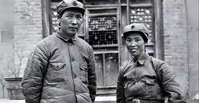 百看不厌的珍贵老照片，1937年延安，毛泽东与贺子珍。
 
一身朴素军装，身后是