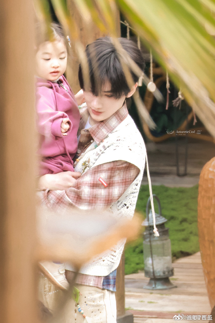 余宇涵单手抱娃余宇涵单手抱娃真的细节拉满！他会特意调整姿势让小朋友更舒服，单手稳