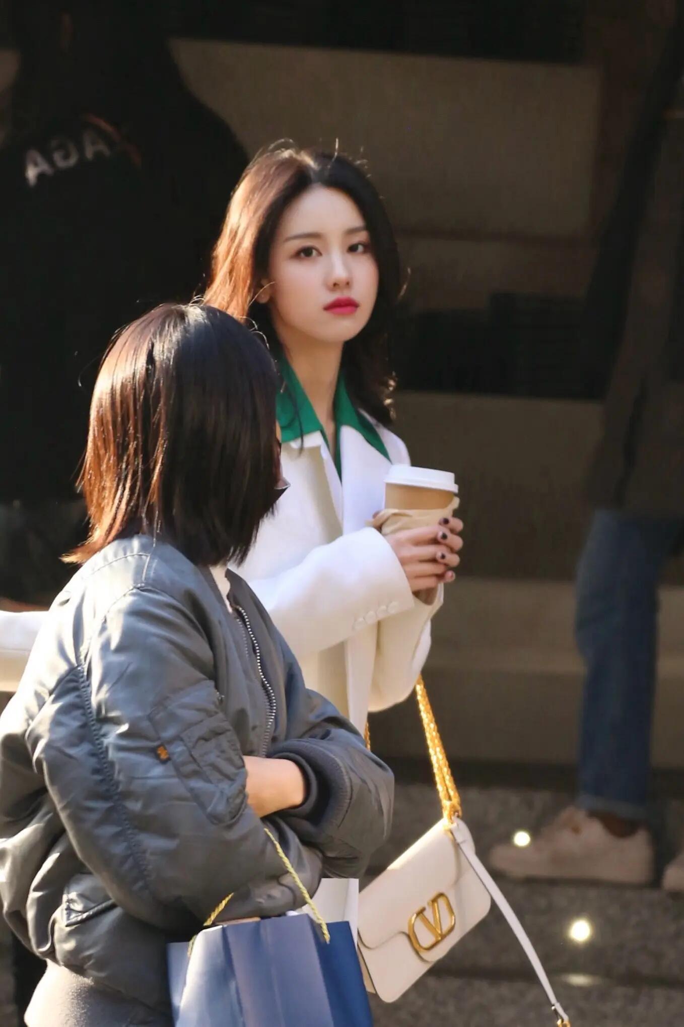 被上海街头摄影师抓拍的陈都灵 