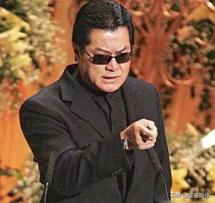 向太拿徐克施南生当话题博流量的事让我想起肥姐沈殿霞的葬礼上，邓光荣当众痛斥郑少秋