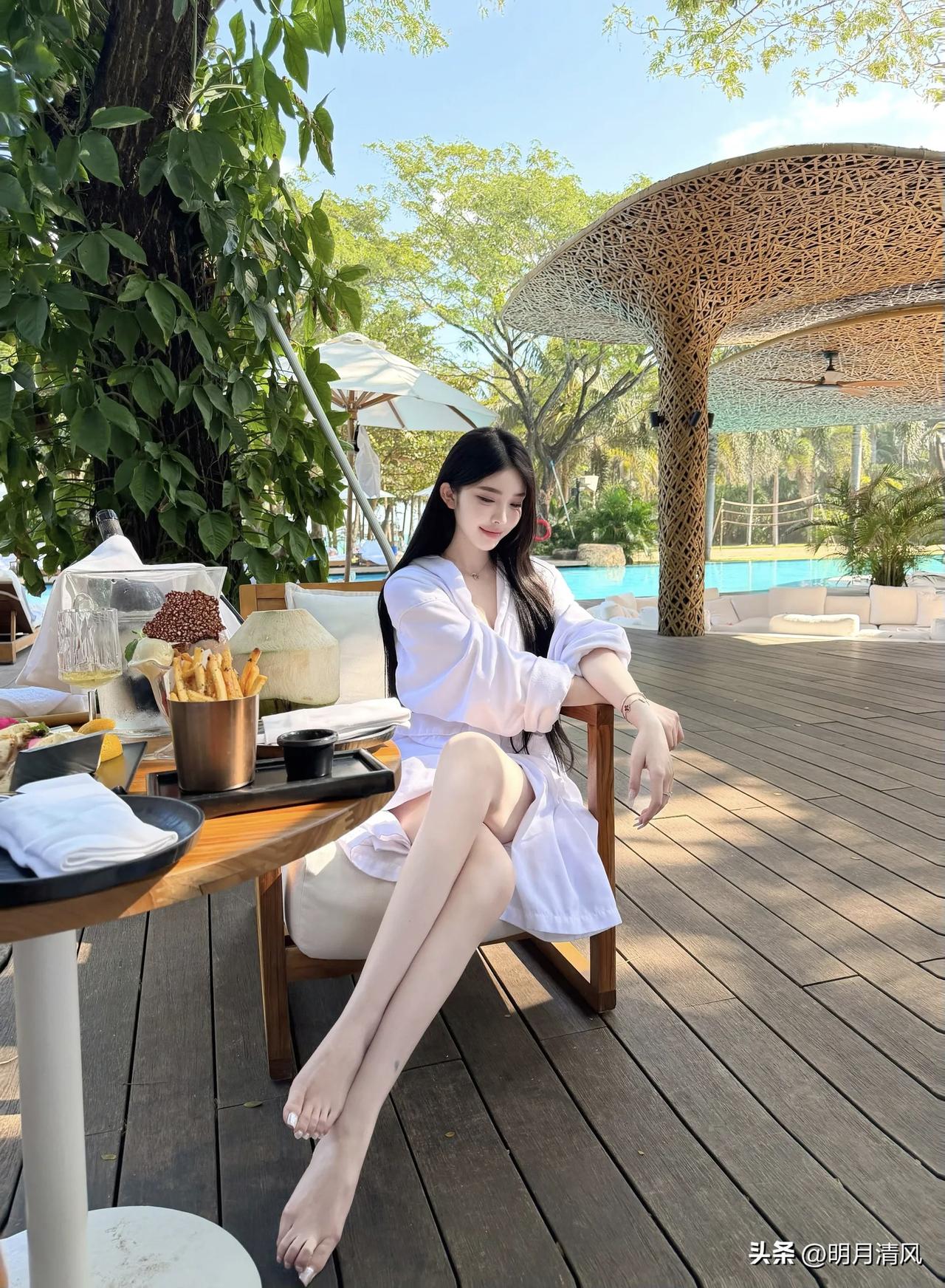 泳池边拍照，不用硬凹造型也能出片。

今天整理相册翻到一组客片，就在泳池边的木平