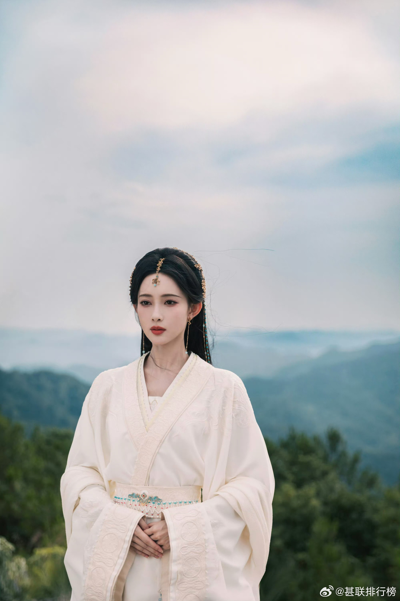 孟子义为了百花杀卷成什么样了孟子义剧宣自己卷自己 对比其他明星常规直播拍照的宣传