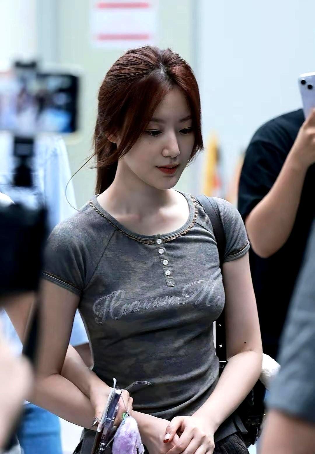 “她根本没说话，他却像被电了一下。”

地铁里，女孩只是抬眼笑了笑，男生瞬间站直