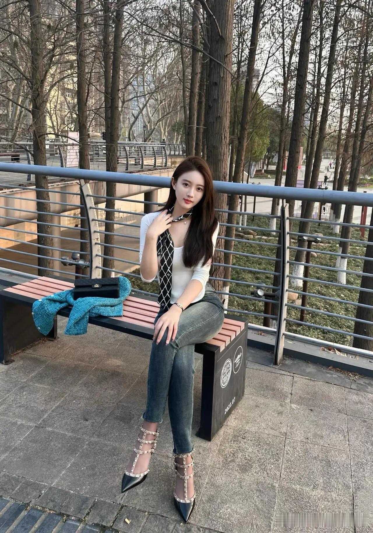 都市女孩穿搭指南：优雅与时尚的完美结合时尚女生的穿搭 时尚知性穿搭 时尚女人范穿