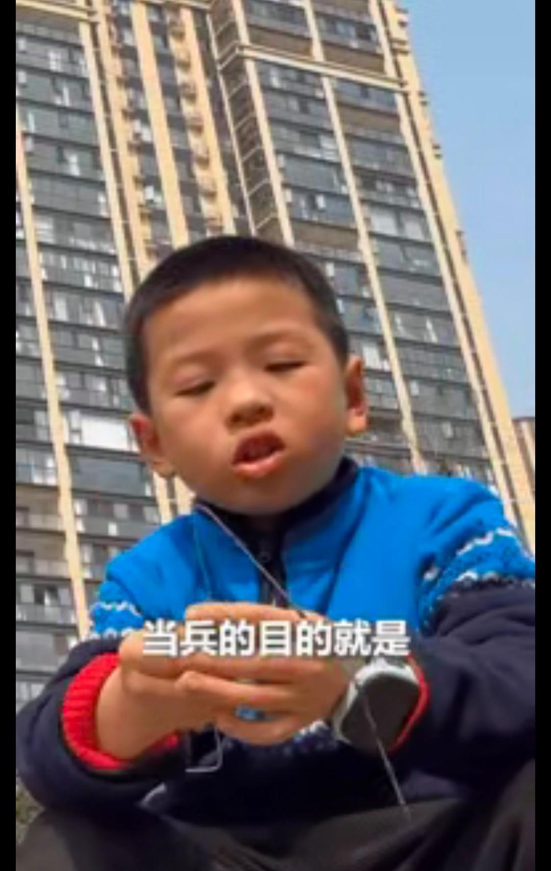 “火到人民日报了！”四川，一男子在公园散步时偶遇一9岁男孩，聊天中问起长大想干什