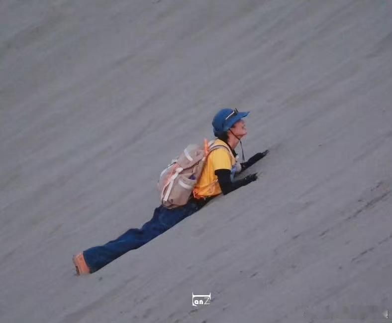 李宇春爬坡技能跟20年前一模一样向野的我们 酷飒女王秒变傻白甜！春春这高抬腿爬坡